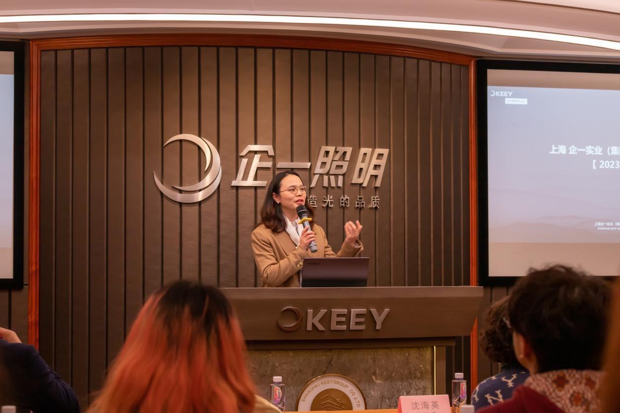 ▲上海企一照明办公室主任马小琴为同学们分享企一的品牌故事