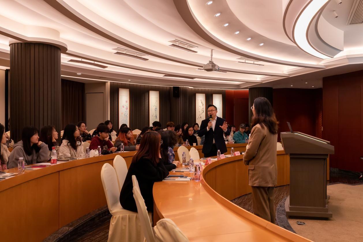 ▲上海企一照明副总经理王永昌先生为同学们答疑解惑