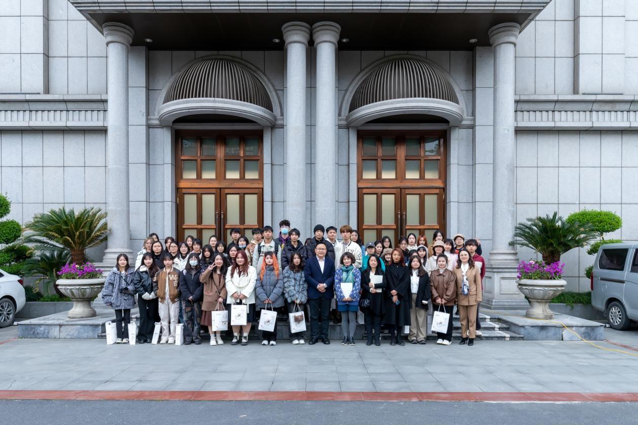 ▲四川美术学院赴上海企一照明参观交流合影留念