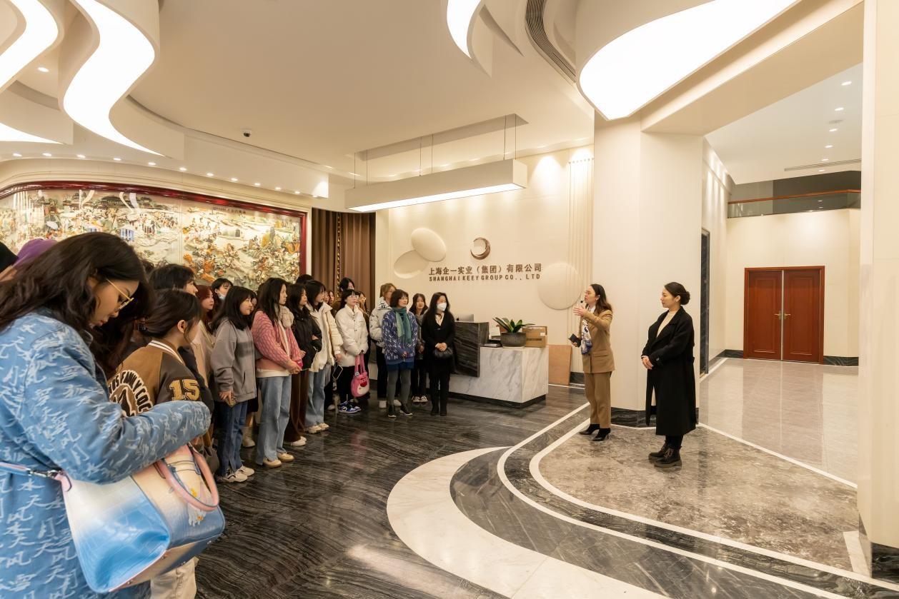 ▲上海企一照明办公室主任马小琴为同学们介绍企一总部