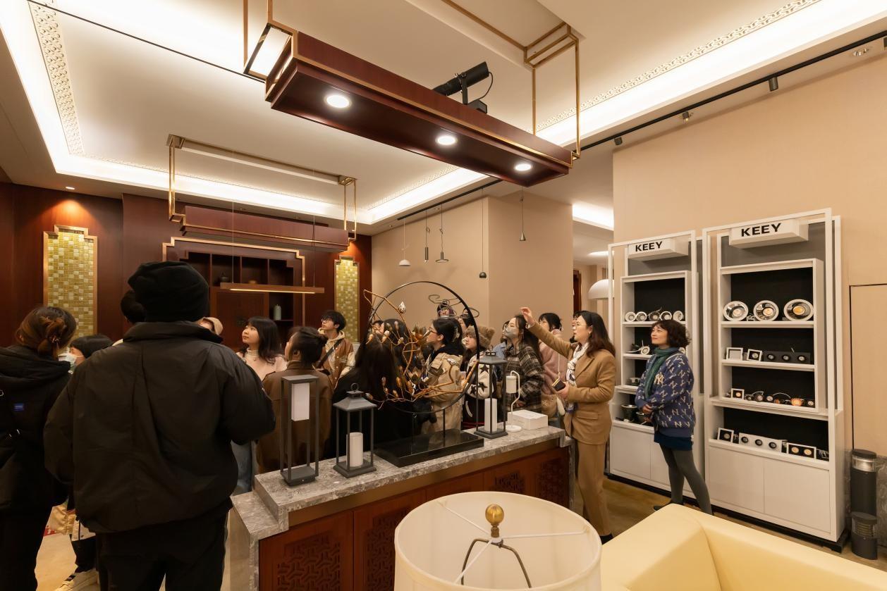 ▲上海企一照明办公室主任马小琴在为同学们讲解产品的特点及运用