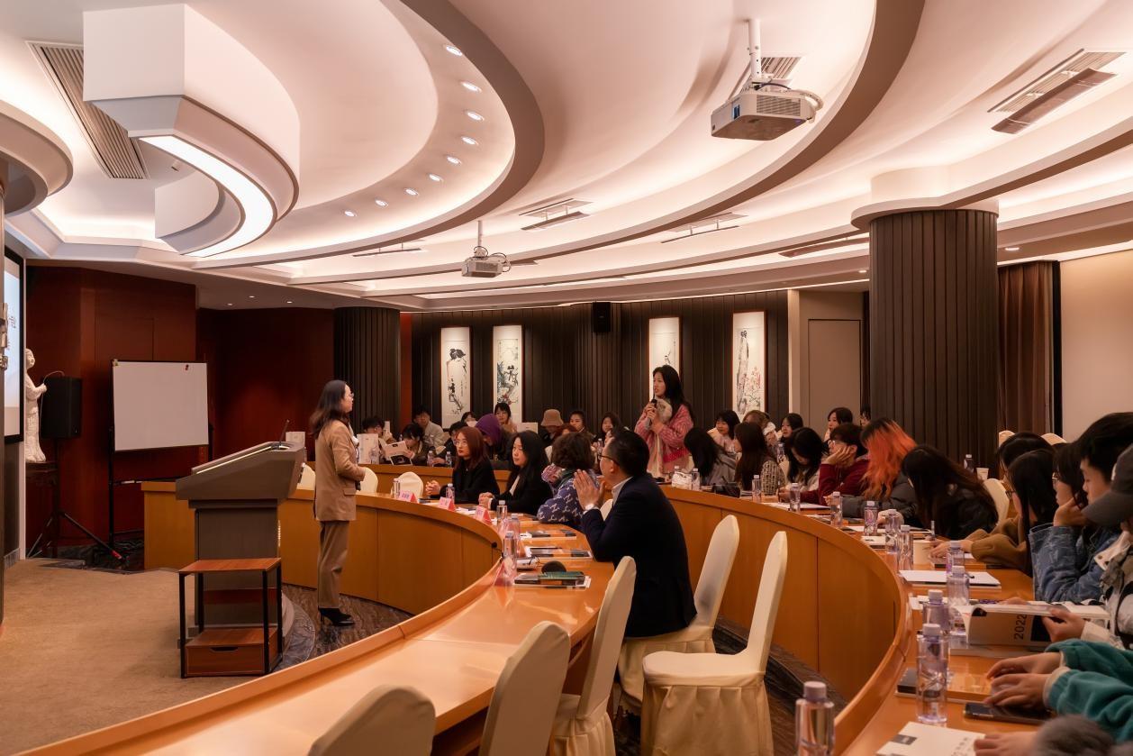 ▲四川美术学院同学们在现场热烈提问