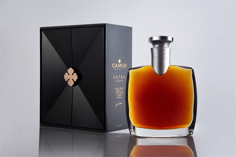 【图注：卡慕经典特醇，以其先锋瓶身设计，去除标签和过度呈现的品牌信息，