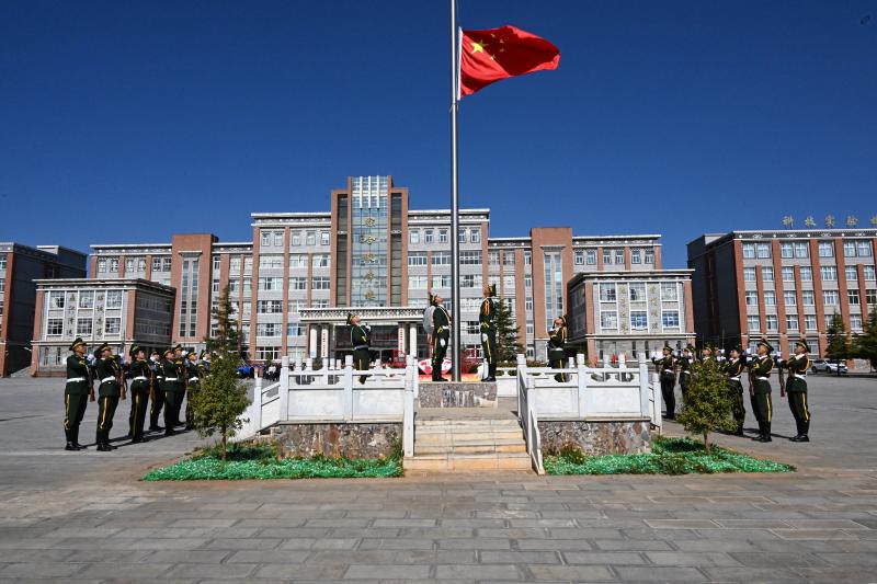 迪庆州民族中学第一届国旗护卫队完成升旗首秀_新浪财经_新浪网