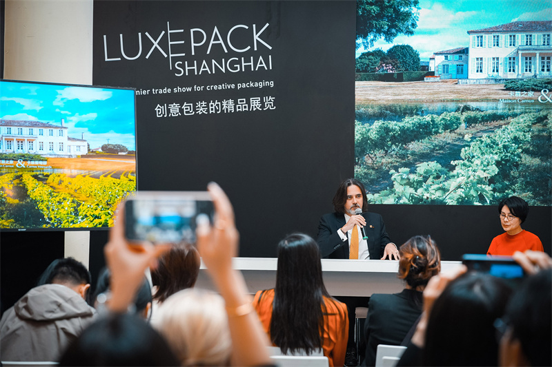 【图注：法国卡慕酒业集团总裁西里尔·卡慕，在卡慕经典特醇问世超过半个世纪之时，