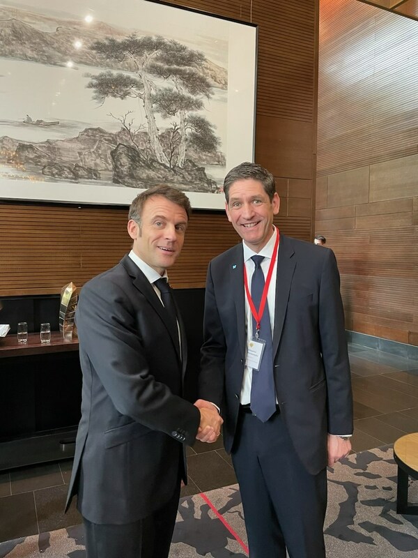 　　依拉勃CEO Stephane Hauville 与法国总统马克龙