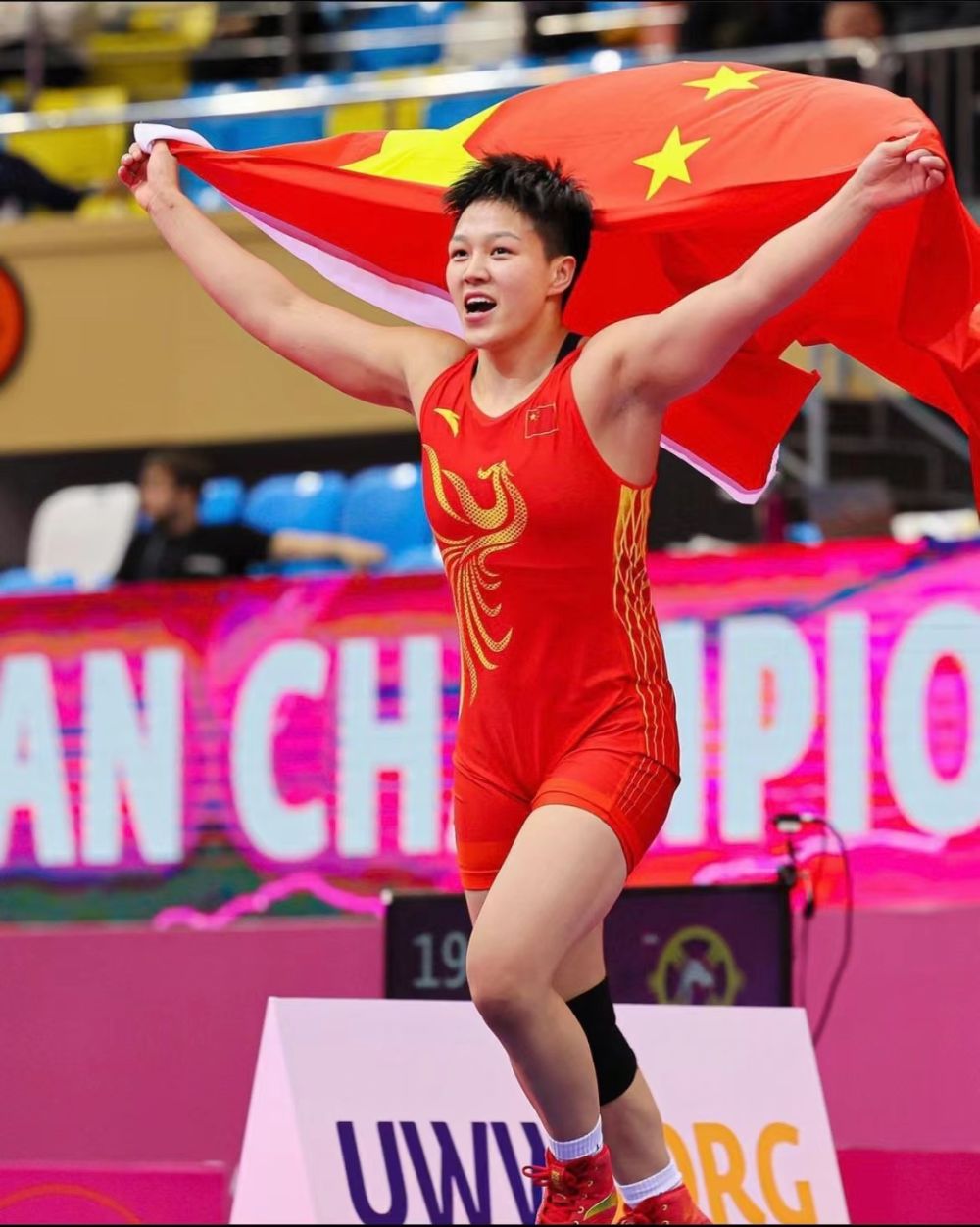 龙佳在决赛后庆祝.图片来自世界摔跤联合会官方社交媒体平台