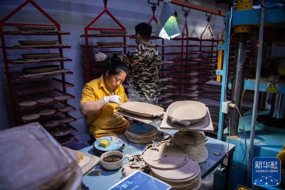 今年2月,在醴陵陶润实业发展有限公司生产车间,工作人员在手工制作