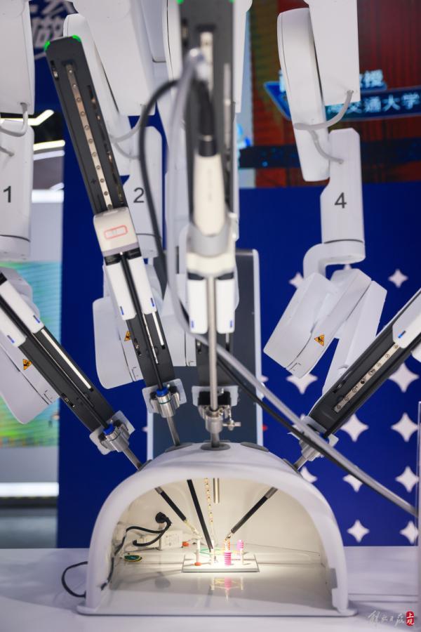 图迈腹腔内窥镜手术系统,是由上海微创医疗机器人带来的国产四臂腔镜