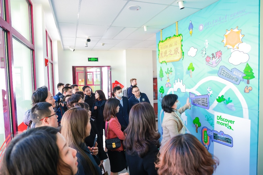 图：嘉宾、校长、学生参观科技嘉年华活动