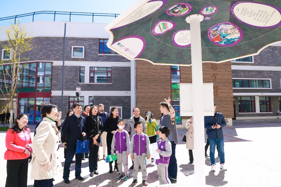 图：嘉宾、校长、学生参观科技嘉年华活动