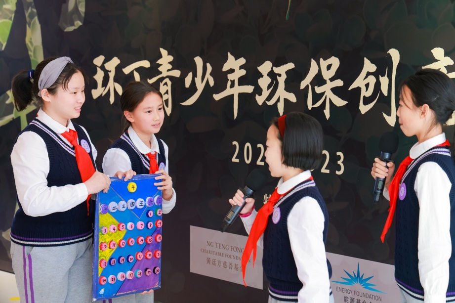 图：清华附小的同学为大家表演自己创作与排演的环保舞台剧