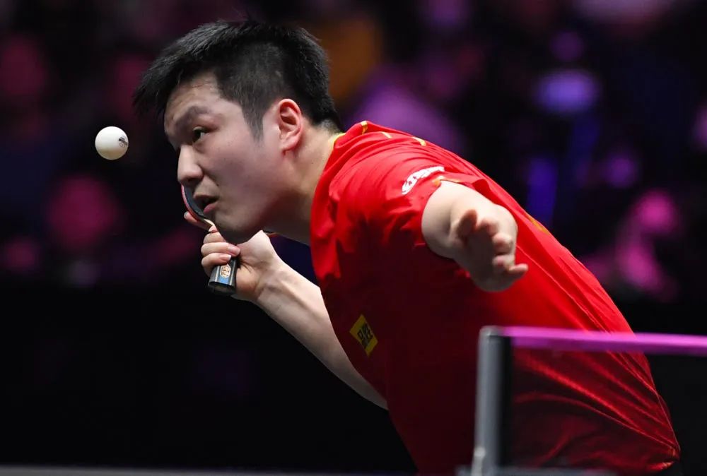 4月12日,樊振东在比赛中发球.新华社记者 郝源 摄