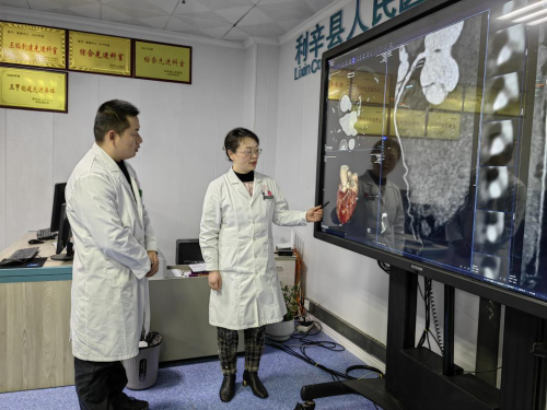 利辛县人民医院影像中心主任范瑜（右一）