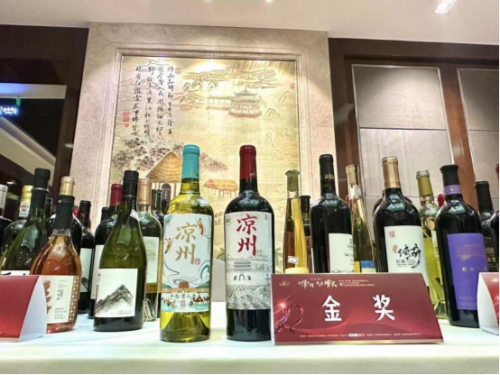 （中国食品工业协会副秘书长、葡萄酒果酒专家委员会秘书长杨强先生为两款获奖产品颁奖。）