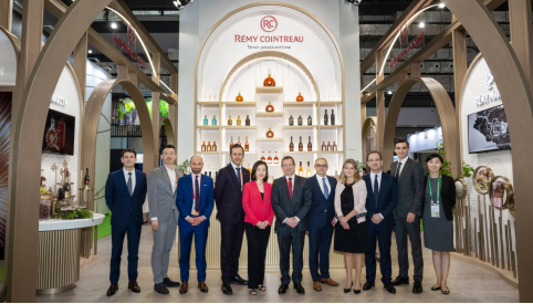 图：法国驻华大使白玉堂先生及领事馆各嘉宾莅临人头马君度展台