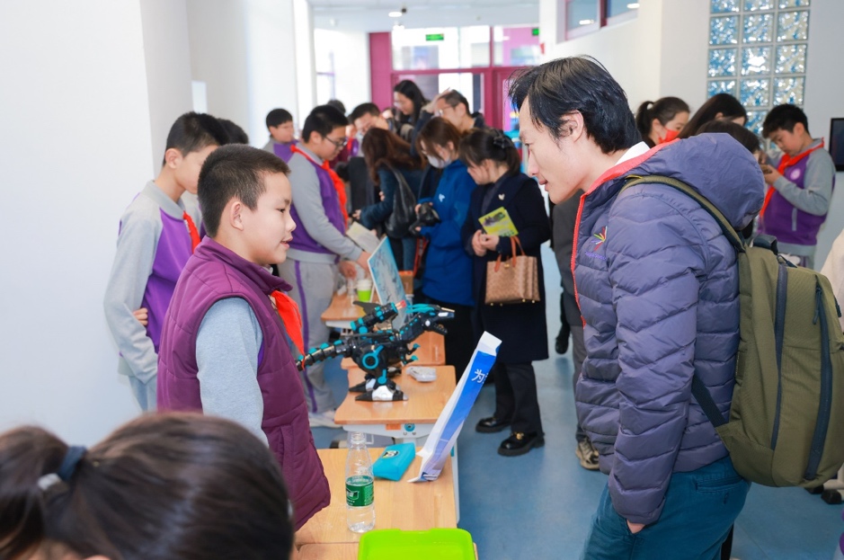 图：嘉宾、校长、学生参观科技嘉年华活动