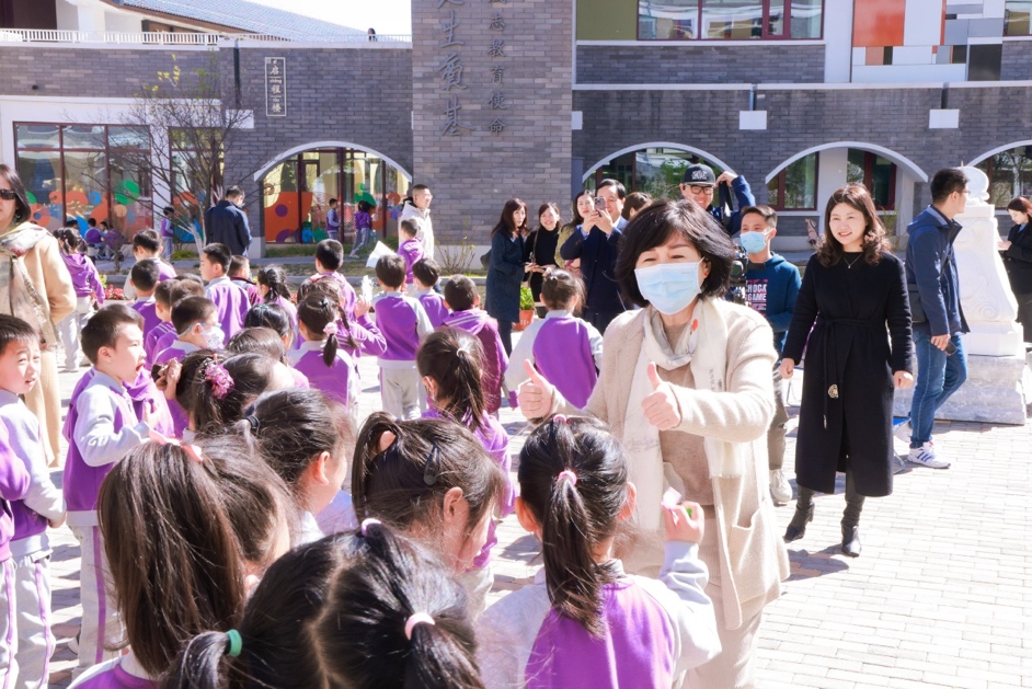 图：嘉宾、校长、学生参观科技嘉年华活动