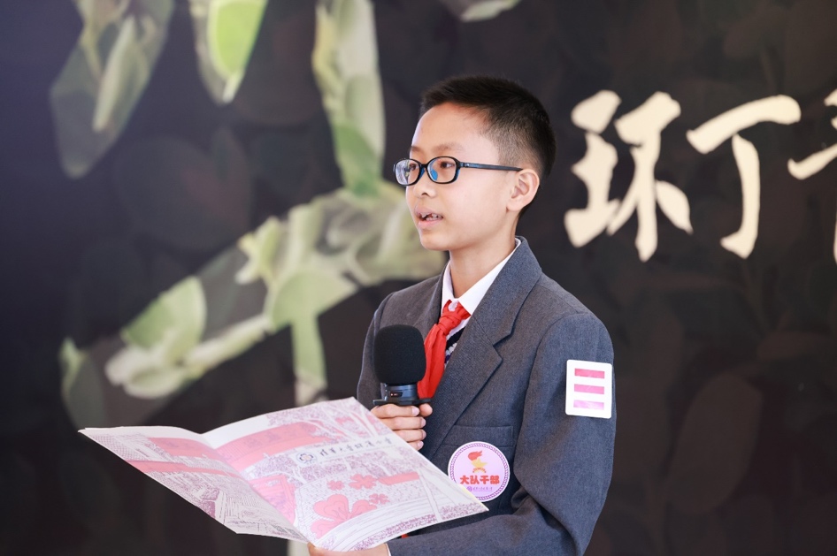 图：来自清华附小的学生代表来为大家宣布新一年环丁青少年环保创意活动的“六个一”生态科普系列活动内容
