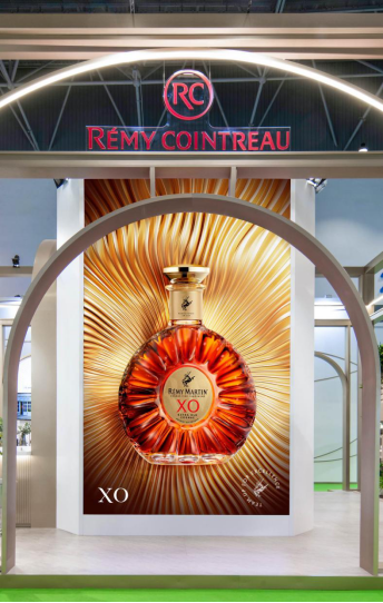 图：人头马君度集团展台沉浸式巨幕营造身临其境的体验