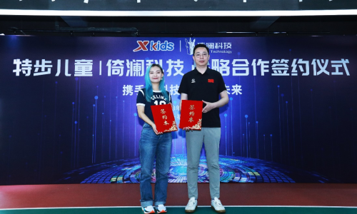 倚澜科技总经理戴翘楚(左)与特步儿童事业部总经理戴斌(右)