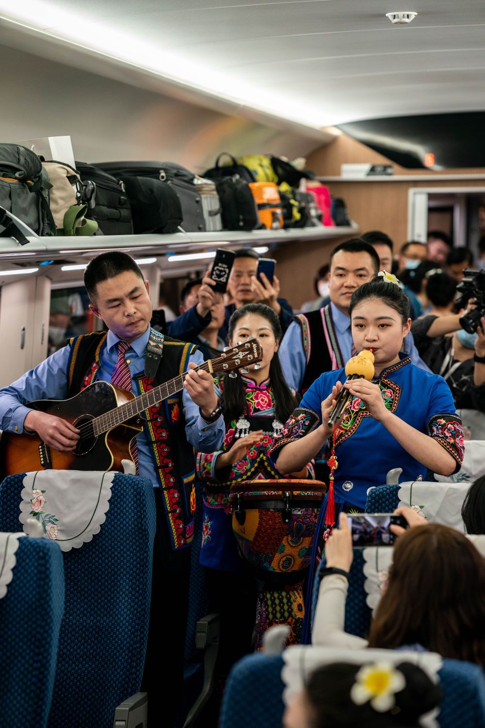 写在中老铁路国际旅客列车开行首日