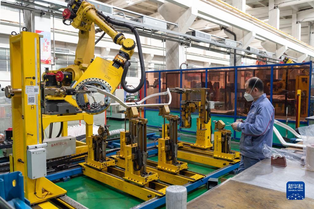 工人在哈电集团佳木斯电机股份有限公司生产车间内作业(4月4日摄).