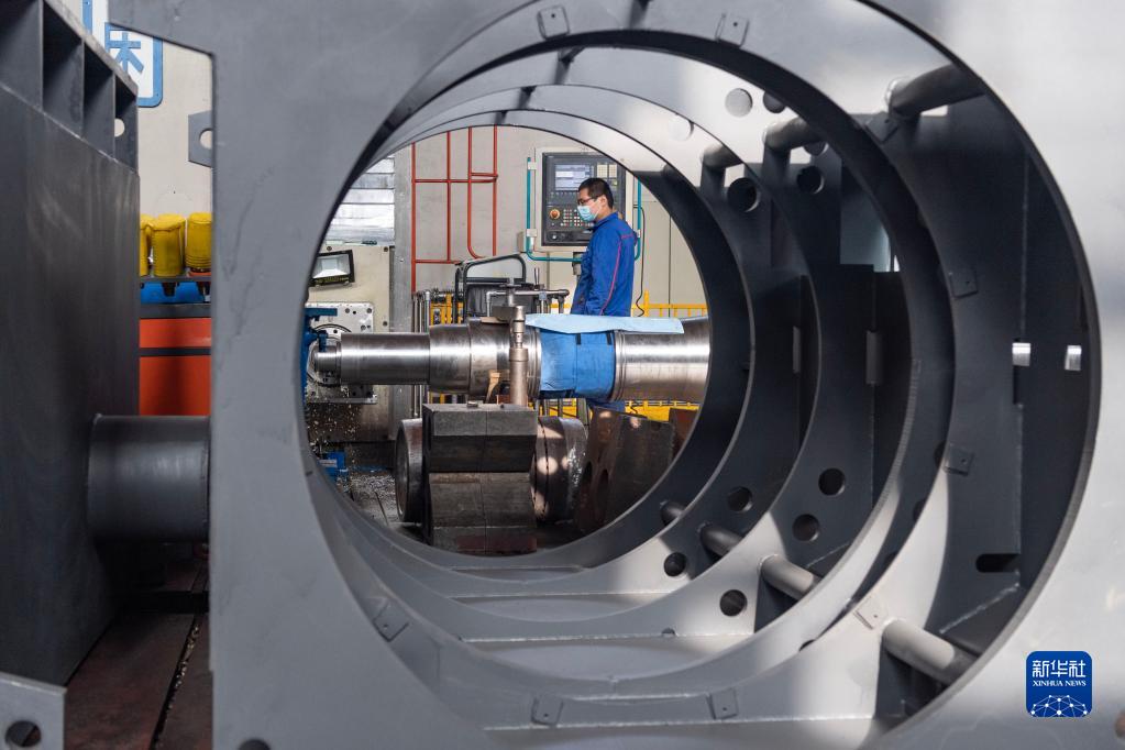 工人在哈电集团佳木斯电机股份有限公司生产车间内作业(4月4日摄).