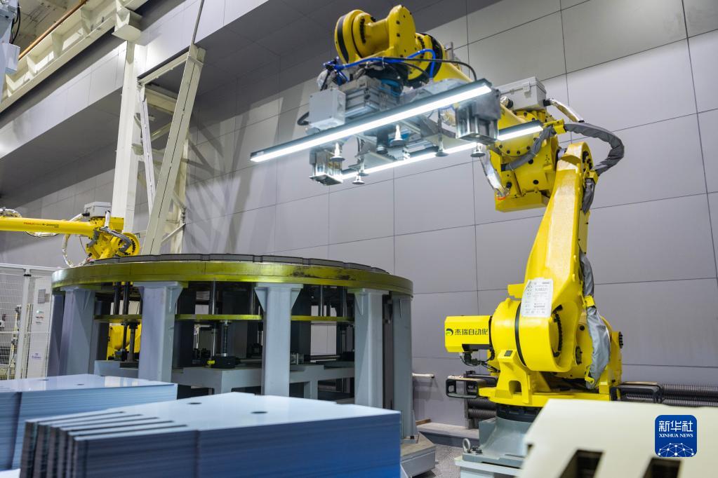 在哈电集团哈尔滨电机厂有限责任公司的生产车间,智能叠片机器人在