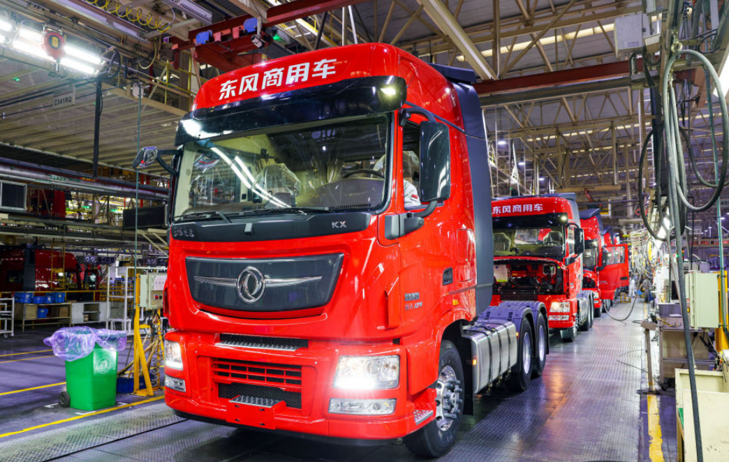 图为东风商用车车辆工厂刚组装下线的天龙kx商用车.资料照片