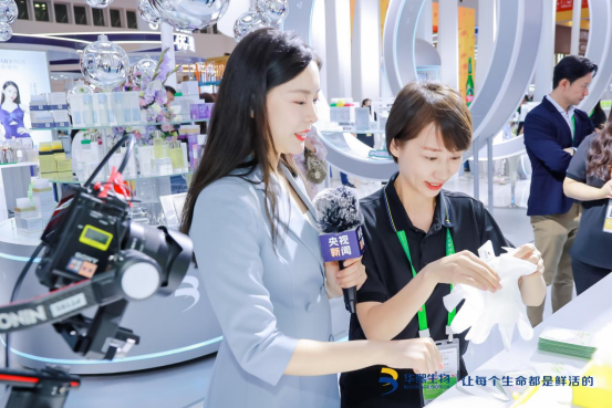 图说-央视新闻记者走进消博会现场体验甜朵手膜