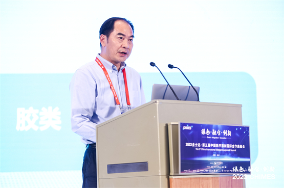 ▲?金士达医疗董事长刘春华在高峰会论坛发表主题演讲