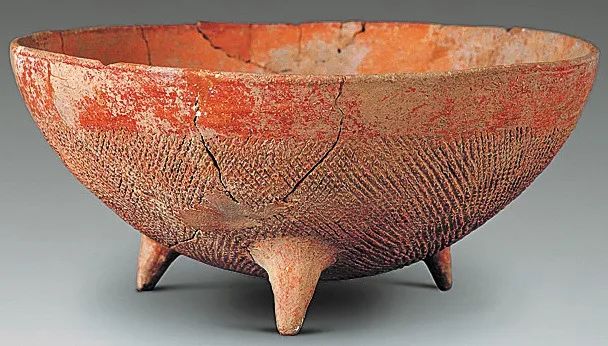 大地湾文化宽带纹三足彩陶钵.(图片来源:甘肃省博物馆官网)