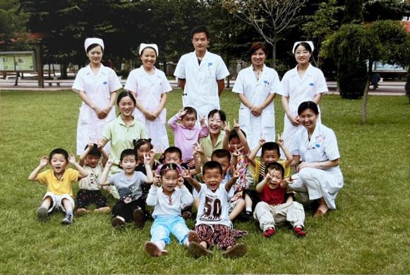 郑宇飞主任退休前经常参加儿童公益体检活动，为儿童健康助力。