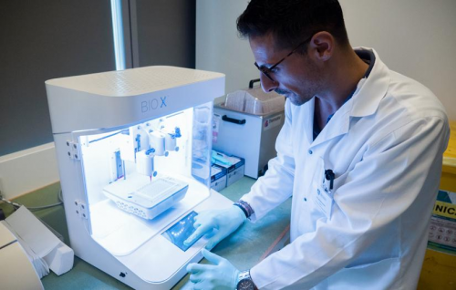 来自悉尼科技大学UTS科研团队的Carmine Gentile博士在实验室进行研究