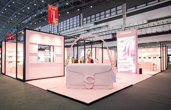 圖説：巨型tabby手袋吸睛感十足 &nbsp;採訪對象供圖