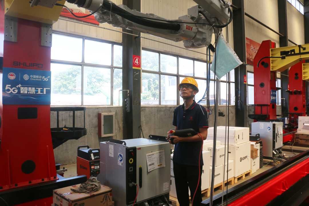 山东水泊智能装备股份有限公司制造的搅拌车部件焊接机器人正在工作.