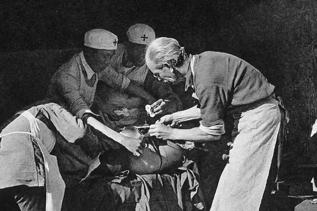 手术中的白求恩大夫