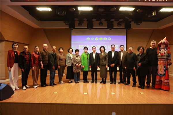 　　出席本次活动的部分领导专家及抗癌英雄代表合影