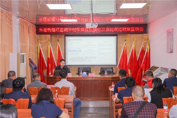 （指挥部代表严业力发言）