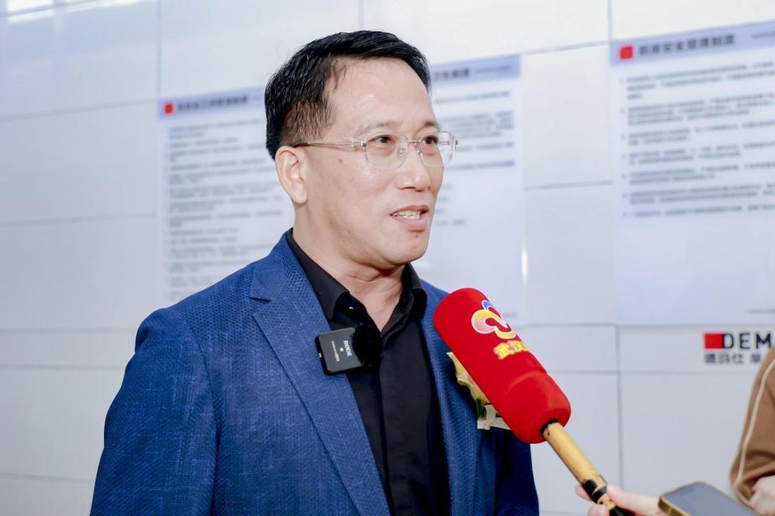 图：德玛仕董事长黄正祥先生接受武汉电视台采访