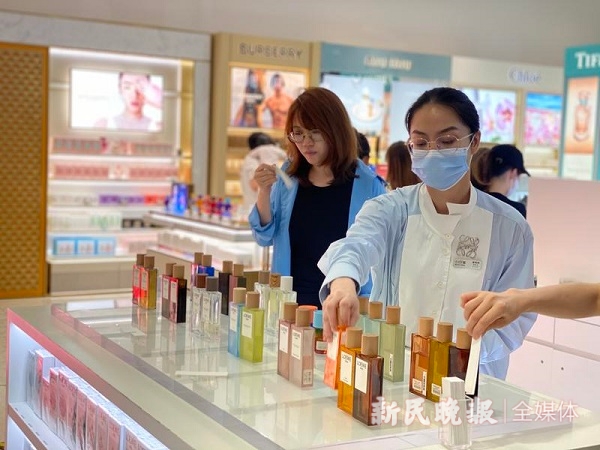 圖説：海口日月廣場免税店人氣很旺 &nbsp;張鈺芸 攝