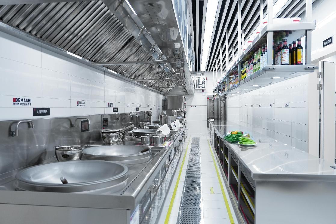 图：德玛仕武汉旗舰店热厨区现场
