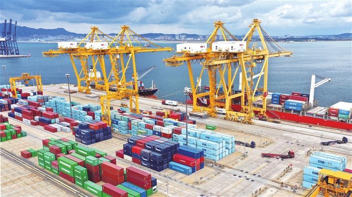 在辽宁省大连市辽宁港口集团大连港集装箱码头,货轮在装卸集装箱.