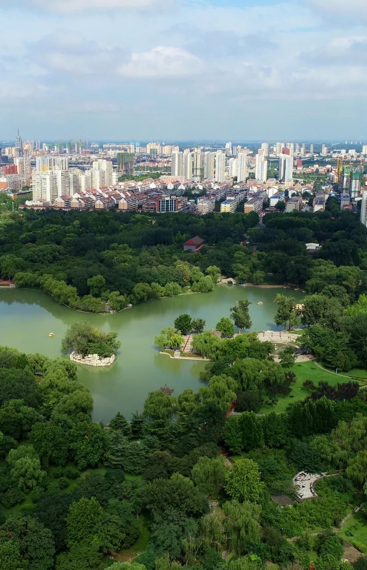 绿意盎然的达活泉公园,宛如镶嵌在城市中的明珠.韩立臣摄