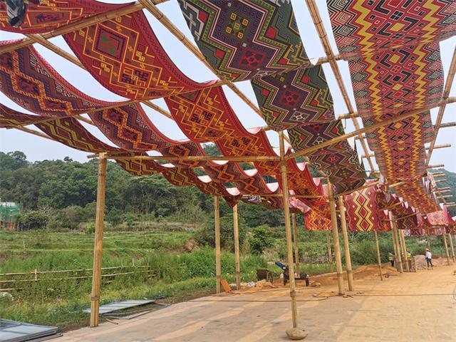 五指山市水满乡毛纳村的黎锦.人民网记者 符园园摄