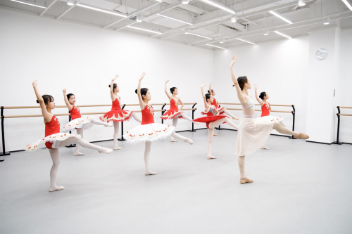 最后，中芭艺蕾艺术教育基地为中国少儿
