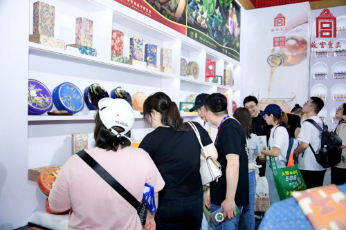 除了经典款中秋礼的亮相，2023年中秋礼的超前露出，也是令现场观众津津乐道、不住拿起手机狂拍的惊喜时刻。