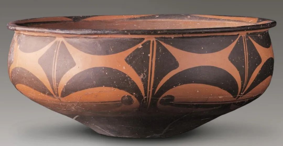 仰韶文化庙底沟类型弧边三角纹彩陶盆.(图片来源:甘肃省博物馆官) )