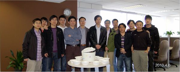 【小米创办时合影，右一为李明】